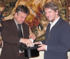 Onze piloot Guy en burgemeester Vleugels